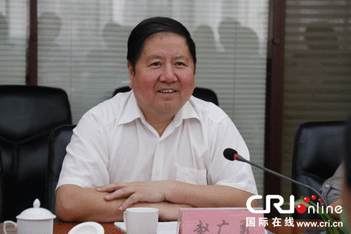 新疆生产建设兵团副秘书长赵广勇与CRI中外记者交流座谈 (摄影:靳松) 新疆生产建设兵团副秘书长赵广勇与CRI中外记者交流座谈 (摄影:靳松)