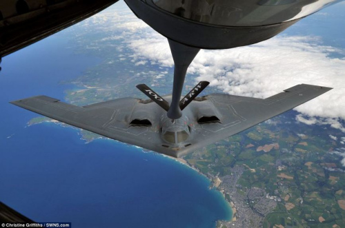 B-2隐形轰炸机空中加油(组图) B-2隐形轰炸机空中加油(组图)
