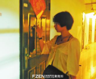 记者扮物业人员敲门。 记者扮物业人员敲门。