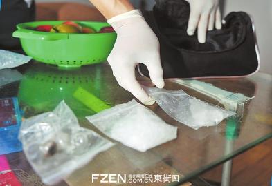 民警在雷某强家中查获61克冰毒。 民警在雷某强家中查获61克冰毒。