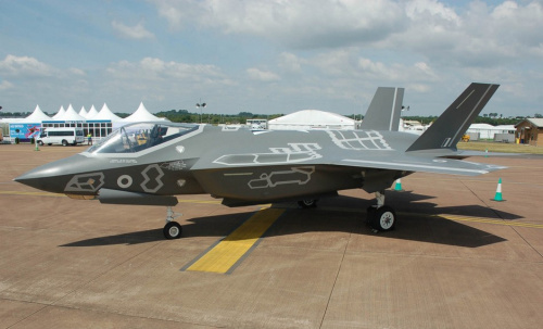 F-35遭停飞 英国航展上只好摆模型凑数(组图) F-35遭停飞 英国航展上只好摆模型凑数(组图)