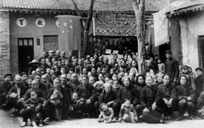 张名为“咸阳县四区一乡第三选民区全体选民摄影纪念”的老照片拍摄于1954年3月28日,记录了当时第三选民区(今咸阳司魏村)两名代表李秀英、司宗操当选后全体选民合影留念的场景。 张名为“咸阳县四区一乡第三选民区全体选民摄影纪念”的老照片拍摄于1954年3月28日,记录了当时第三选民区(今咸阳司魏村)两名代表李秀英、司宗操当选后全体选民合影留念的场景。