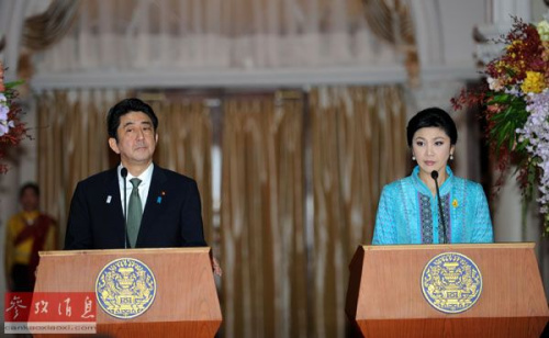 资料图片:2013年1月17日,日本首相安倍访问泰国,这是安倍此次出访越南、泰国和印度尼西亚三个东盟国家的第二站。 资料图片:2013年1月17日,日本首相安倍访问泰国,这是安倍此次出访越南、泰国和印度尼西亚三个东盟国家的第二站。