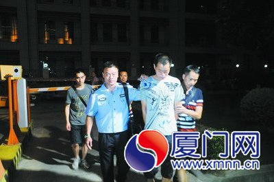 嫌疑人被警方抓获。 嫌疑人被警方抓获。