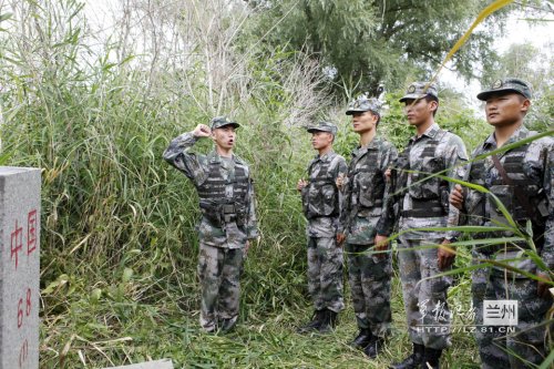 官兵在68号界碑前庄严宣誓 官兵在68号界碑前庄严宣誓