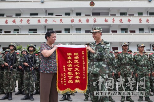 一群“特殊的客人”为中队赠送锦旗 一群“特殊的客人”为中队赠送锦旗