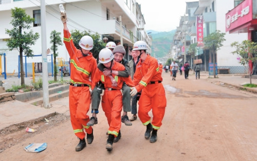 ��³����������Ԯ��Ա����1����Сʱ����Ա����ҽ�ƾȻ��㡣