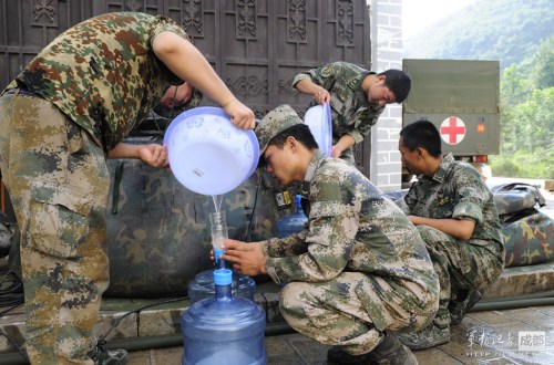 救灾部队官兵取用生活用水 救灾部队官兵取用生活用水