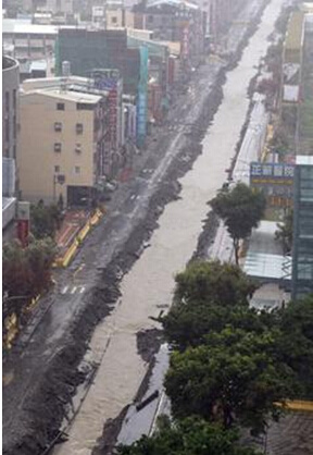 图为气爆路段被淹。（图片来源：台湾《联合报》）　　