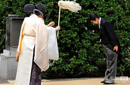 资料图:安倍参拜靖国神社 资料图:安倍参拜靖国神社