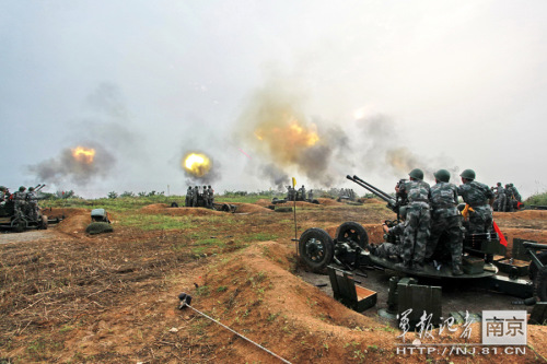 南京军区某炮兵团进行全员额实弹射击考核图