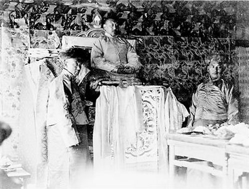 1935年,九世班禅额尔德尼·曲吉尼玛(中)在内蒙古为僧众祈祷祝福。记者熊明 翻拍 图片来自重庆日报 1935年,九世班禅额尔德尼·曲吉尼玛(中)在内蒙古为僧众祈祷祝福。记者熊明 翻拍 图片来自重庆日报