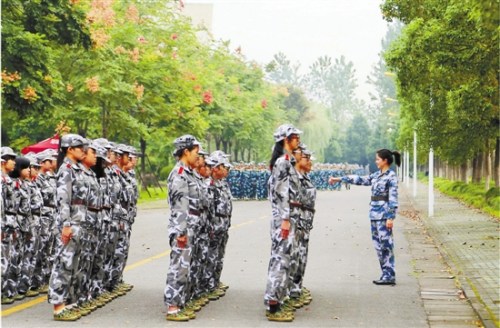 女教官刘杰妤在军训现场。 女教官刘杰妤在军训现场。