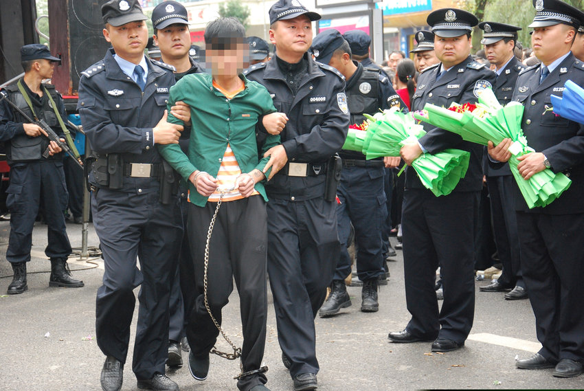 男子杀妻分尸被捕 警方当街开通报会