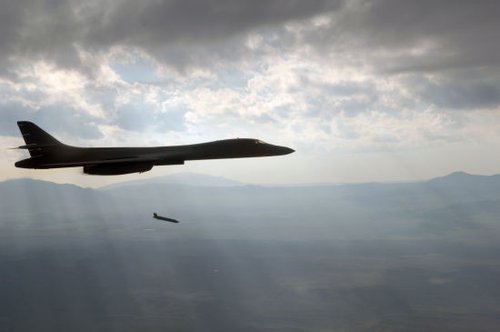 B-1B��ը��Ͷ�����ϿնԵط����⵼��˲��(����ͼ)
