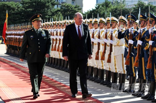 10月13日上午,国务委员兼国防部长常万全上将在八一大楼与来访的