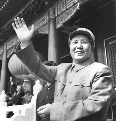 图为1954年10月1日,毛泽东在天安门城楼向游行群众答礼。新华社记者侯波摄(资料照片) 图为1954年10月1日,毛泽东在天安门城楼向游行群众答礼。新华社记者侯波摄(资料照片)