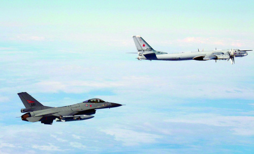 挪威军方29日公布照片,该国空军F-16战机升空拦截飞越挪威海的俄罗斯图-95远程战略轰炸机。 挪威军方29日公布照片,该国空军F-16战机升空拦截飞越挪威海的俄罗斯图-95远程战略轰炸机。