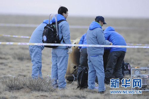 11月1日,经过漫长而充满艰险的返回征程,中国探月工程三期再入返回飞行试验器的返回器成功在着陆区预定区域降落。新华社记者邵琨摄 11月1日,经过漫长而充满艰险的返回征程,中国探月工程三期再入返回飞行试验器的返回器成功在着陆区预定区域降落。新华社记者邵琨摄