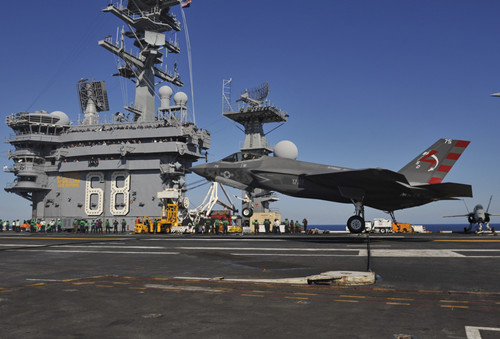 美军第5代战斗机F-35C完成首次航母阻拦着舰测试,成功降落在尼米兹号核动力航空母舰上 美军第5代战斗机F-35C完成首次航母阻拦着舰测试,成功降落在尼米兹号核动力航空母舰上