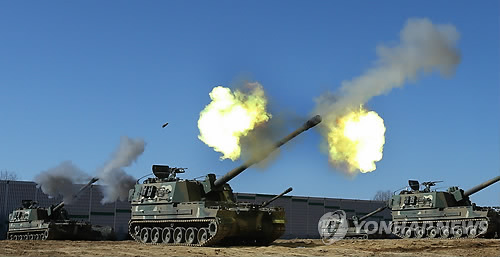 13日,作为“护国演习”的一环,韩国陆军第6军团旗下炮兵旅当天在位于京畿道涟川郡地区的训练场动用K-9自行榴弹炮进行了高强度射击演习。(韩联社) 13日,作为“护国演习”的一环,韩国陆军第6军团旗下炮兵旅当天在位于京畿道涟川郡地区的训练场动用K-9自行榴弹炮进行了高强度射击演习。(韩联社)