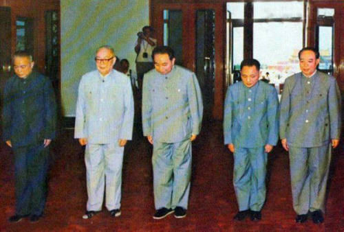 资料图:汪东兴与邓小平、华国锋、叶剑英、李先念在毛主席纪念堂。 资料图:汪东兴与邓小平、华国锋、叶剑英、李先念在毛主席纪念堂。