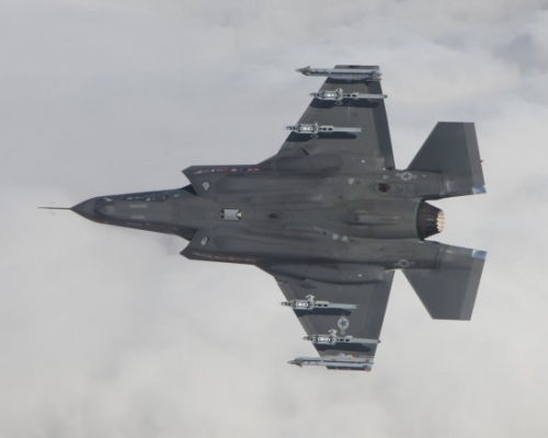 资料图:进行武器挂载测试的F-35战斗机 资料图:进行武器挂载测试的F-35战斗机