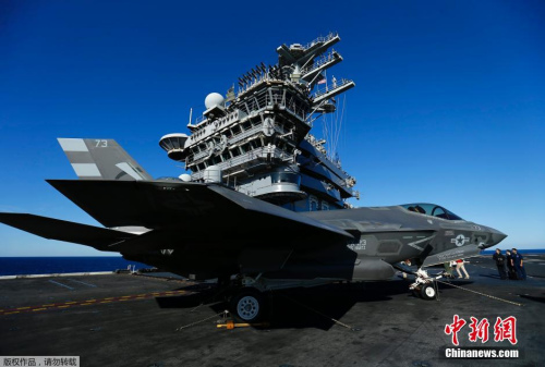 地时间2014年11月3日,F-35C型战斗机在美国海军尼米兹号航空母舰上,开始了其第一轮上舰试验。参与本轮上舰试验的两架F-35C编号分别为CF-3和CF-5。按计划试验将持续到11月17日,这标志着持续近17年的F-35项目达到了新的里程碑。 地时间2014年11月3日,F-35C型战斗机在美国海军尼米兹号航空母舰上,开始了其第一轮上舰试验。参与本轮上舰试验的两架F-35C编号分别为CF-3和CF-5。按计划试验将持续到11月17日,这标志着持续近17年的F-35项目达到了新的里程碑。