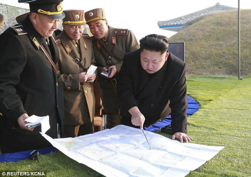金正恩在朝鲜军队在朝鲜海岸进行联合训练,图为朝鲜高级军事顾问正听取金正恩指示。(图片来源:朝中社) 金正恩在朝鲜军队在朝鲜海岸进行联合训练,图为朝鲜高级军事顾问正听取金正恩指示。(图片来源:朝中社)