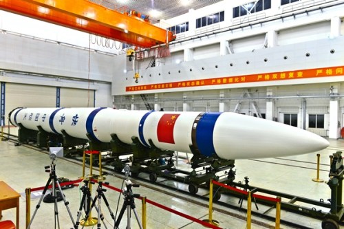 “快舟”小型固体运载火箭由中国航天科工集团公司研制,采用了国际首创的星箭一体化技术,在国内首次采用栅格舵控制技术,是我国首个具有快速集成、快速入轨能力的小型固体运载火箭,创造了我国航天发射的最快纪录,使我国航天发射运载工具由液体运载火箭拓展到固体运载火箭,初步形成了我国亟需的空间快速响应能力。 “快舟”小型固体运载火箭由中国航天科工集团公司研制,采用了国际首创的星箭一体化技术,在国内首次采用栅格舵控制技术,是我国首个具有快速集成、快速入轨能力的小型固体运载火箭,创造了我国航天发射的最快纪录,使我国航天发射运载工具由液体运载火箭拓展到固体运载火箭,初步形成了我国亟需的空间快速响应能力。