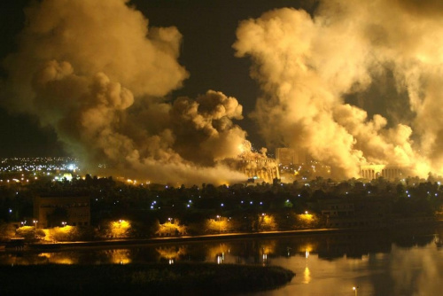 2003年,以美国为首的联军对伊拉克首都巴格达实行大规模空袭,炮火笼罩着伊拉克总统府。被击中的建筑物冒出浓烟,包括时任总统萨达姆的宫殿。 2003年,以美国为首的联军对伊拉克首都巴格达实行大规模空袭,炮火笼罩着伊拉克总统府。被击中的建筑物冒出浓烟,包括时任总统萨达姆的宫殿。