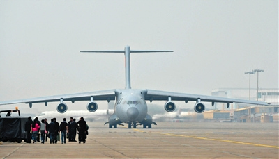 11月11日珠海航展上,运20大型军用运输机滑出珠海机场停机坪,准备升空进行飞行表演(资料图) 11月11日珠海航展上,运20大型军用运输机滑出珠海机场停机坪,准备升空进行飞行表演(资料图)
