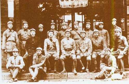 中排右四为陈伯钧(红六军军团长)红二方面军部分将领陈伯钧(右起),关