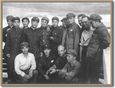 ����ͼ��1949��10�£����ݽ�š�ͼΪ�й��Ϸ��ֺ͵���Ұս����14���ŵĲ��ָɲ�ͬ������Ӱ����һ����һΪ���٣�������ΪҶ��Ӣ��