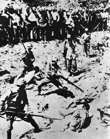1937年12月13日,日本侵略者占领南京。在日本华中派遣军司令松井石根和第六师团师团长谷寿夫指挥下,日军使用集体枪杀、活埋、刀劈、火烧等惨绝人寰的手段,经6个星期的血腥屠杀,在南京杀害中国平民和被俘军人30万人以上。南京大屠杀是第二次世界大战中极端残暴的法西斯兽行。抗战胜利后,甲级战犯松井石根被远东国际军事法庭处以绞刑,谷寿夫被引渡给中国政府处死。这是日军在南京屠杀中国平民(资料照片)。新华社发 1937年12月13日,日本侵略者占领南京。在日本华中派遣军司令松井石根和第六师团师团长谷寿夫指挥下,日军使用集体枪杀、活埋、刀劈、火烧等惨绝人寰的手段,经6个星期的血腥屠杀,在南京杀害中国平民和被俘军人30万人以上。南京大屠杀是第二次世界大战中极端残暴的法西斯兽行。抗战胜利后,甲级战犯松井石根被远东国际军事法庭处以绞刑,谷寿夫被引渡给中国政府处死。这是日军在南京屠杀中国平民(资料照片)。新华社发