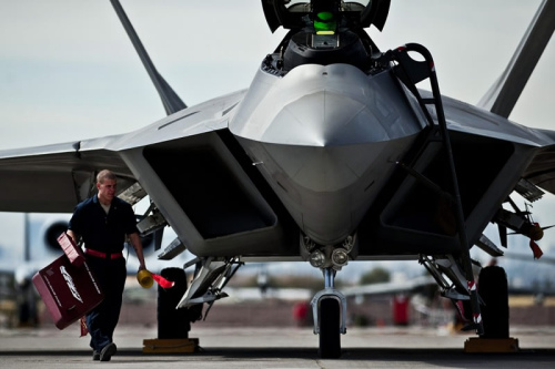 ����ͼ���μӺ�����ݵ������վ�F-22A���ݻ���