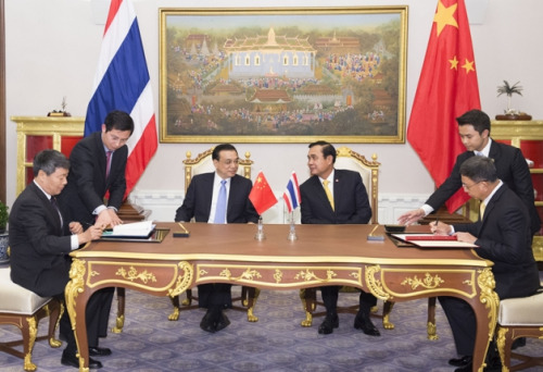 12月19日,国务院总理李克强在曼谷会见泰国总理巴育。这是会见后,两国总理共同见证《中泰铁路合作谅解备忘录》和《中泰农产品贸易合作谅解备忘录》的签署。记者黄敬文摄 12月19日,国务院总理李克强在曼谷会见泰国总理巴育。这是会见后,两国总理共同见证《中泰铁路合作谅解备忘录》和《中泰农产品贸易合作谅解备忘录》的签署。记者黄敬文摄