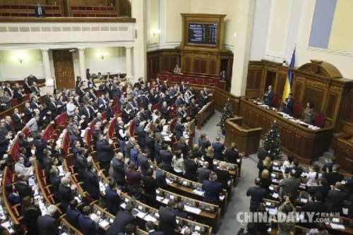 12月23日,乌克兰议会通过放弃不结盟地位的法案后,议员们起立鼓掌。(图片来源:路透社) 12月23日,乌克兰议会通过放弃不结盟地位的法案后,议员们起立鼓掌。(图片来源:路透社)