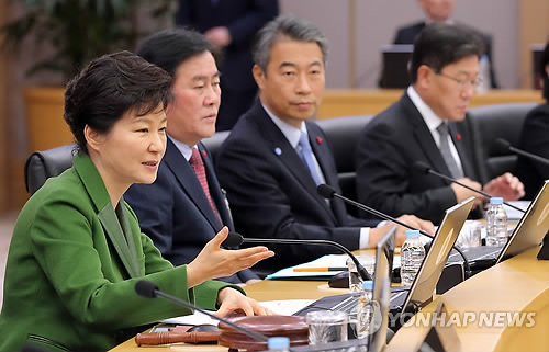 韩国总统朴槿惠23日在国务会议时表示,核电站文件外泄给国家安全构成严重威胁(图片来源:韩联社) 韩国总统朴槿惠23日在国务会议时表示,核电站文件外泄给国家安全构成严重威胁(图片来源:韩联社)