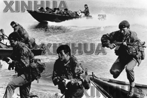 英阿发生马岛(福克兰群岛)武装冲突前英国军队进行的一次登陆演习。新华社发 英阿发生马岛(福克兰群岛)武装冲突前英国军队进行的一次登陆演习。新华社发