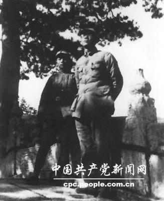 1937年11月,时任八路军第115师第344旅政委的黄克诚(右)在山西五台山 1937年11月,时任八路军第115师第344旅政委的黄克诚(右)在山西五台山