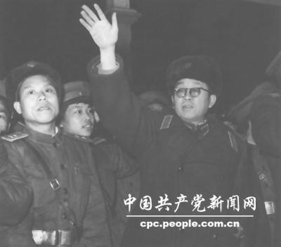 1959年1月,黄克诚在北京西直门火车站欢送转业军人去北大荒工作 1959年1月,黄克诚在北京西直门火车站欢送转业军人去北大荒工作