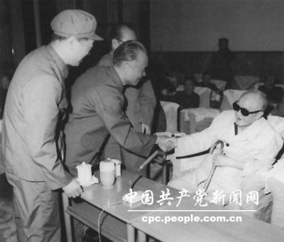 1982年6月,黄克诚(坐者)参加军委座谈会 1982年6月,黄克诚(坐者)参加军委座谈会