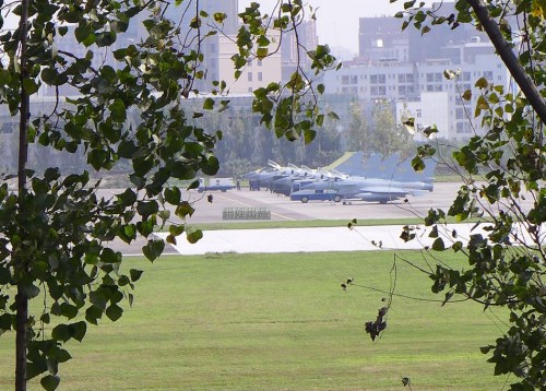 图为网友拍到的刷涂空军涂装的歼-10B战斗机 图为网友拍到的刷涂空军涂装的歼-10B战斗机