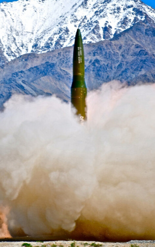 二炮部队装备的一款新型导弹,有分析认为该弹可能是最新的"东风-16"型