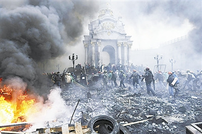 克里米亚公投入俄,一度令乌俄处于交战边缘。而乌政府军与东部地区民间武装的交火,迄今已造成约4300人丧生,10000多人受伤。受乌克兰危机影响,俄罗斯与美国等西方国家的关系今年以来降至冰点,双方军事对峙亦不断升级。 克里米亚公投入俄,一度令乌俄处于交战边缘。而乌政府军与东部地区民间武装的交火,迄今已造成约4300人丧生,10000多人受伤。受乌克兰危机影响,俄罗斯与美国等西方国家的关系今年以来降至冰点,双方军事对峙亦不断升级。