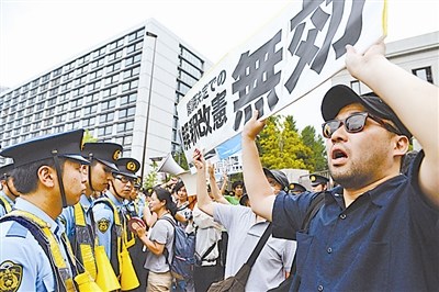 日本内阁4月1日举行会议,决定通过“防卫装备转移三原则”,大幅放宽向外输出日本武器装备和军事技术的条件。7月1日,日本通过了修改宪法解释、有限解禁集体自卫权的内阁决议案。此外,日本2015年防卫预算总额超过5万亿日元,将实现“三连增”。 日本内阁4月1日举行会议,决定通过“防卫装备转移三原则”,大幅放宽向外输出日本武器装备和军事技术的条件。7月1日,日本通过了修改宪法解释、有限解禁集体自卫权的内阁决议案。此外,日本2015年防卫预算总额超过5万亿日元,将实现“三连增”。