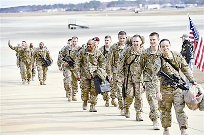 12月28日,北约官员正式宣布,驻阿富汗国际安全援助部队在阿作战任务正式结束。此前,美国宣布2014年后美国计划在阿富汗驻留约10800名美军。年底,奥巴马又签署指令,扩大驻留美军权限,允许他们打击包括阿富汗塔利班在内的目标。 12月28日,北约官员正式宣布,驻阿富汗国际安全援助部队在阿作战任务正式结束。此前,美国宣布2014年后美国计划在阿富汗驻留约10800名美军。年底,奥巴马又签署指令,扩大驻留美军权限,允许他们打击包括阿富汗塔利班在内的目标。