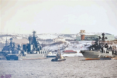 12月1日,在北方舰队基础上组建的俄罗斯北极战略司令部正式开始运作。根据俄总统普京的命令,北极战略司令部归俄国防部国家指挥中心管辖,相当于俄罗斯除现有的中东西南四大军区之外的第五军区。 12月1日,在北方舰队基础上组建的俄罗斯北极战略司令部正式开始运作。根据俄总统普京的命令,北极战略司令部归俄国防部国家指挥中心管辖,相当于俄罗斯除现有的中东西南四大军区之外的第五军区。