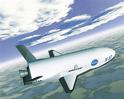 X-37B轨道试验飞行器10月17日在美国加利福尼亚州范登堡空军基地着陆,结束了长达22个月的太空飞行。这是该飞行器执行的第三次试飞任务,也是迄今耗时最长的一次。 X-37B轨道试验飞行器10月17日在美国加利福尼亚州范登堡空军基地着陆,结束了长达22个月的太空飞行。这是该飞行器执行的第三次试飞任务,也是迄今耗时最长的一次。